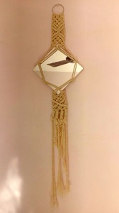 Espejo de Pared Decorativo Hecho a Mano de Estilo Bohemio Moderno con Forma de Diamante, Ecológico, de Alta Calidad, Tejido a Mano con Macramé y Cristal Colgante - Product Image 4