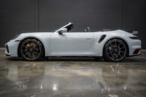 รถใหม่มาถึงปี 2025 สีขาวสะอาดตาสำหรับ 911 Turbo S Convertible A W D ล้อแม็กซ์ เบาะหนัง เกียร์อัตโนมัติ หลังคาซันรูฟแบบพาโนรามา - Product Image 3
