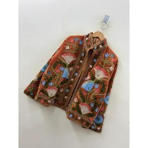 เสื้อแจ็คเก็ตกำมะหยี่แบบกลับด้านได้ Saffron Garden สีเบิร์นเทอร์ราคอตต้า ปักลายซูซานีด้วยมือ ไซส์ XL เสื้อคลุมวาร์ซิตี้สำหรับฤดูใบไม้ร่วง ผลิตอย่างยั่งยืน - Product Image 1