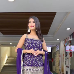 Costume de créateur lourd avec broderie, haut en georgette avec broderie de sequins et de fils, sans manches et sharara avec dupatta lourd - Product Image 1