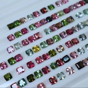 Cojín de turmalina natural pulido, piedras preciosas sueltas multicolores para curación y joyería hecha a mano - Product Image 1