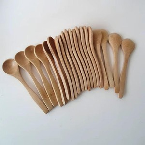 Cuillère de cuisine en bois plaqué or artisanale, manche long, 100% bois naturel, utilisation pour les fêtes, préparation des aliments, mélange des sauces - Product Image 1