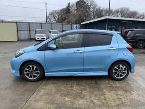 Toyota Vitz 1.3F Turbo Automático 2016 Usado, Edición LED con Cámara, Asientos de Cuero, Llantas de Aleación R18 en Gris Oscuro y Encendido por Botón - Product Image 5