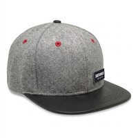 Casquette Snapback Grise Texturée Personnalisée avec Visière Noire Plate, Séchage Rapide, Imperméable, Logo Brodé, pour le Golf et les Sports d'Été