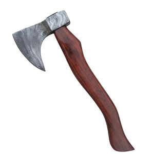 Hache de style viking en acier de Damas, tête en acier à motif artisanal avec manche long en bois naturel pour le camping et le bushcraft - Product Image 1