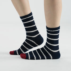 Chaussettes en coton respirantes pour femmes - Motif rayé Design coloré Style tricoté Chaussettes coréennes à usage quotidien - Product Image 4