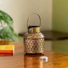 Linterna de latón Premium con pulido antiguo y paneles de vidrio perfectos para centros de mesa y eventos tradicionales - Product Image 3