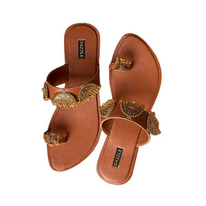 Adornos de Hierro en Forma de D con Diseño Tintado, Antideslizantes, a la Moda, Colección de Calzado de Alta Calidad Kolhapuri - Product Image 1