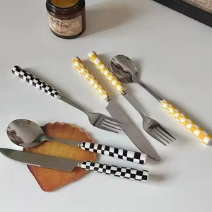 Ensemble de couverts noir mat design avec manche blanc, couverts élégants pour la table à manger à la maison, les mariages, les hôtels et les événements - Product Image 5