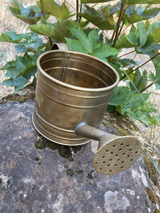 Cannette à eau en métal ergonomique et fonctionnelle, conçue pour une utilisation facile, offrant un flux d'eau fluide pour l'entretien intérieur et extérieur. - Product Image 2