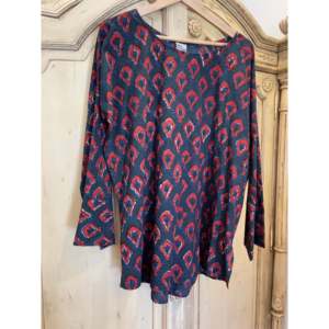 Haut Ajrakh grande taille avec motif BIG FANS en tissu mousseline de viscose - Product Image 1