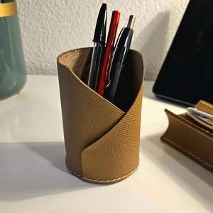 Caja de Almacenamiento de Escritorio de Cuero Moderna y Sencilla de Lujo Ligero Avanzado con Control Remoto, Portalápices Tubular para el Mejor Organizador - Product Image 1