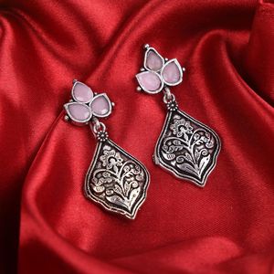 Pendientes Colgantes de Diseño de Planta con Piedra Rosa Ox, Diseño de Moda para Mujer - Product Image 1