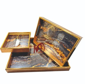 Nueva bandeja de vidrio de diseño abstracto bandeja de servicio de color de borde dorado con asas vidrio de aspecto de lujo - Product Image 1