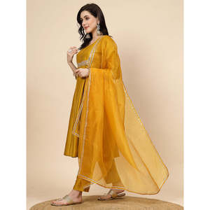 Conjunto Casual de Kurta y Pantalones para Mujer, Diseño Mustard Yoke, Corte en A, con Mangas Tres Cuartos y Dupatta - Product Image 3