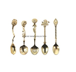 Ensemble de couverts en métal de qualité supérieure, classé parmi les meilleurs, avec des motifs anciens et des finitions élégantes pour une touche luxueuse - Product Image 5