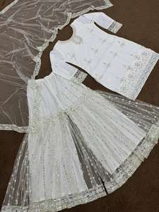 Vente en gros de vêtements de fête de mariage indiens en mousseline de coton à séquence lourde et haut brodé et Sharara avec filet à papillon Dupatta - Product Image 4