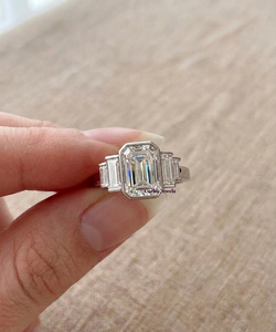 Bague de fiançailles et de mariage en diamant de laboratoire taille émeraude 1,95 carat, certifiée IGI, or blanc 18 carats, luxe cinq pierres pour femme - Product Image 1