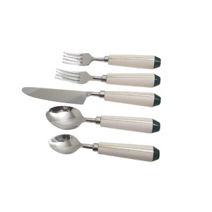 Ensemble de couverts en acier inoxydable avec manche en résine imitation marbre, moderne, cinq pièces, cuillère, fourchette, couverts durables, couverts de mariage - Product Image 6