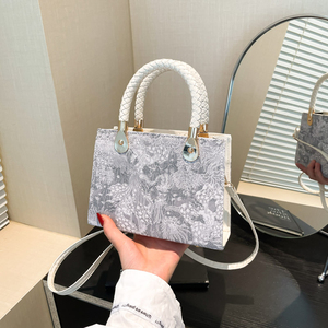 新款时尚中式方形斜挎包，搭配亚洲融合设计，配有手柄和肩带。 - Product Image 6