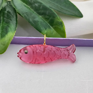 ลูกปัดหินสีชมพูขนาด21x11มม. สลักรูปปลาทำด้วยมือมีห่วงขนาด5มม. ชุบทองด้วย925ชุบทอง - Product Image 2