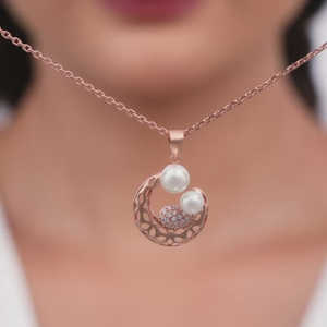 Pendentif câlin nacré en or rose avec chaîne à maillons Charms de perles élégantes - Product Image 2