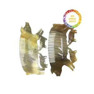 Peigne en corne de buffle de style vintage avec texture naturelle brillante, parfait pour les soins capillaires quotidiens et la vitrine esthétique - Product Image 1