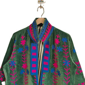 Veste en velours vert Suzani brodée, faite à la main, motif floral tribal, long manteau bohème, veste ethnique tendance pour femmes - Product Image 1