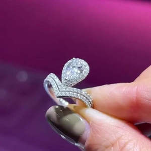 Anillo Halo en Forma de Pera con Diamante de Laboratorio Certificado por IGI de 1.40 Quilates, Color DEF, Claridad VVSVS - Product Image 2