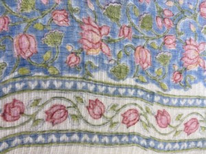 Tissu en coton imprimé à la main avec motif floral rose sur fond bleu - Product Image 4