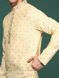 Alta demanda Diseño de yugo geométrico Cuello mandarín Chanderi Seda Kurta Más vendido Ropa de moda de alta calidad para hombres - Product Image 4