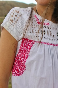 Vestido de Verano Vintage Oaxacano, Corte en A, Largo Té, Talla XL, Algodón, Bordado a Mano con Rosas, Colores Vibrantes, Mangas Cortas Sexys - Product Image 2