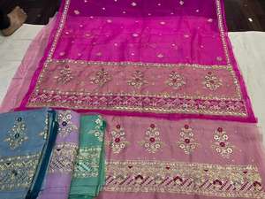 Costumes indiens de créateur modernes non cousus brodés à la main pour femmes pour les fêtes de style traditionnel - Product Image 3