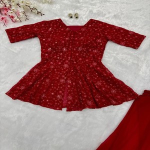 Conjunto de Diseñador VASTRA COTTAGE, Top Estilo Blazer con Lentejuelas Bordadas en Georgette y Pantalones Plazo de Georgette Puro, Completamente Cosido - Product Image 4