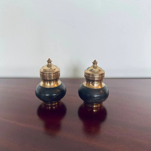 Juego de sal y pimienta de latón hecho a mano con acabado artesanal y brillo de larga duración, perfecto para una experiencia gastronómica clásica en casa - Product Image 1