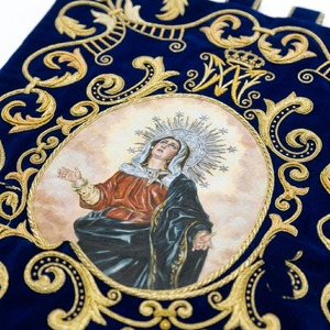 Bandera Litúrgica Procesional 3D Ecológica al por Mayor, de Terciopelo Azul con Bordado a Mano y Flecos Dorados, Diseño Personalizado - Product Image 3