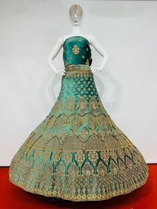 Elegancia Nupcial Atemporal: Lehenga de Terciopelo Pesado con 3 Volantes y Latkan, Bordado Completo, Sin Coser, con Detalles de Jarkan y Blusa Larga Adornada - Product Image 3