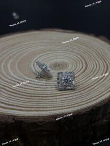 Boucles d'oreilles clous en moissanite taille ronde, argent 925, sertissage halo pavé baguette, bijoux de luxe hip-hop unisexe - Product Image 2