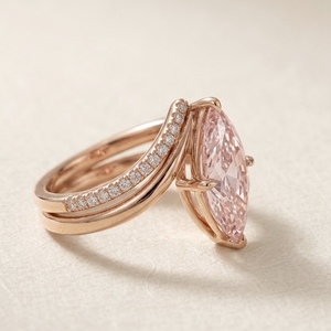 Bague de fiançailles classique en or rose 18 carats, 2,00 carats, couleur rose fantaisie F, taille marquise avec pierres latérales, cultivée en laboratoire, certifiée IGI - Product Image 3
