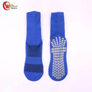 Calcetines de equipo OEM de alta calidad con logotipo de puños Calcetines deportivos de algodón transpirables y ecológicos para hombres para fútbol - Product Image 3