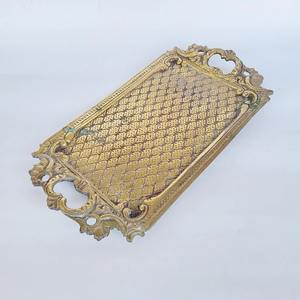 Plateau de service en laiton doré vintage de qualité supérieure, idéal pour les dîners, les cadeaux, la mise en place de la table et l'exposition, fabriqué à la main en Inde - Product Image 1