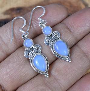 Boucles d'oreilles pendantes en argent sterling opalite laiteuse, serties clos, plaquées rhodium, bijoux de luxe faits à la main avec pierres précieuses, cadeau élégant pour femme - Product Image 4