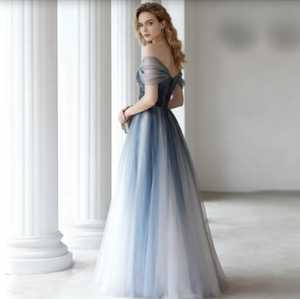 Magnifique robe de soirée vintage longue jusqu'au sol, décolleté en cœur, broderie à la main, écologique, gris bleu marine, 100% - Product Image 3