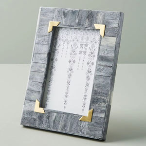 Cadre photo élégant en os incrusté, artisanal, écologique et personnalisable pour une décoration de table de luxe au design classique - Product Image 1