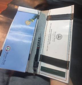 กระเป๋าสตางค์สมุดเช็คหนังแท้โลโก้ตามสั่งสำหรับทุกเพศ - Product Image 2