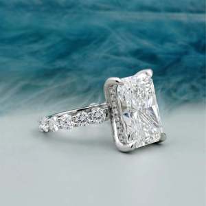Anillo de Compromiso con Halo Oculto y Corte Radiante Certificado por IGI con Banda de Diamantes Redondos - Product Image 2