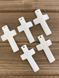 Pendentif croix en os de style animal poli - Product Image 2