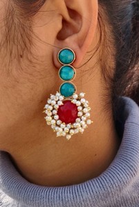 Últimos pendientes colgantes de trabajo Mogra de perla de piedra de resina de Metal de latón ligero contemporáneo para mujer diseño fresco único - Product Image 2
