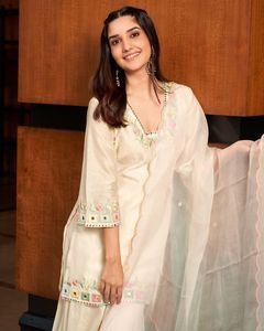 Superbe ensemble de vêtements de fête Sharara avec Kurti et Dupatta embellis Un choix à la mode pour les célébrations festives et les fonctions de mariage - Product Image 2