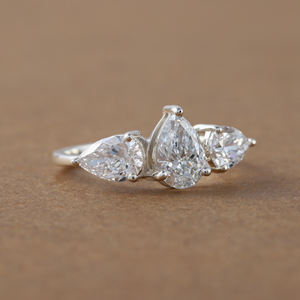 Anillo de compromiso de diamante de corte de pera cultivada en laboratorio, certificado IGI de platino, lujoso anillo de regalo con ajuste de 3 piedras para mujer - Product Image 2